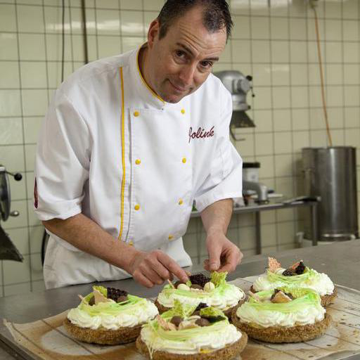 Chef  banketbakkerij Erwin Zwierenberg van Banketbakkerij Jolink tijdens de productie van paasadvocaatschelpen. Foto: Jan Willem Schouten