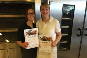 Rianne Kuijntjes (links) en Ans Aben (rechts) na afloop van de wedstrijd.