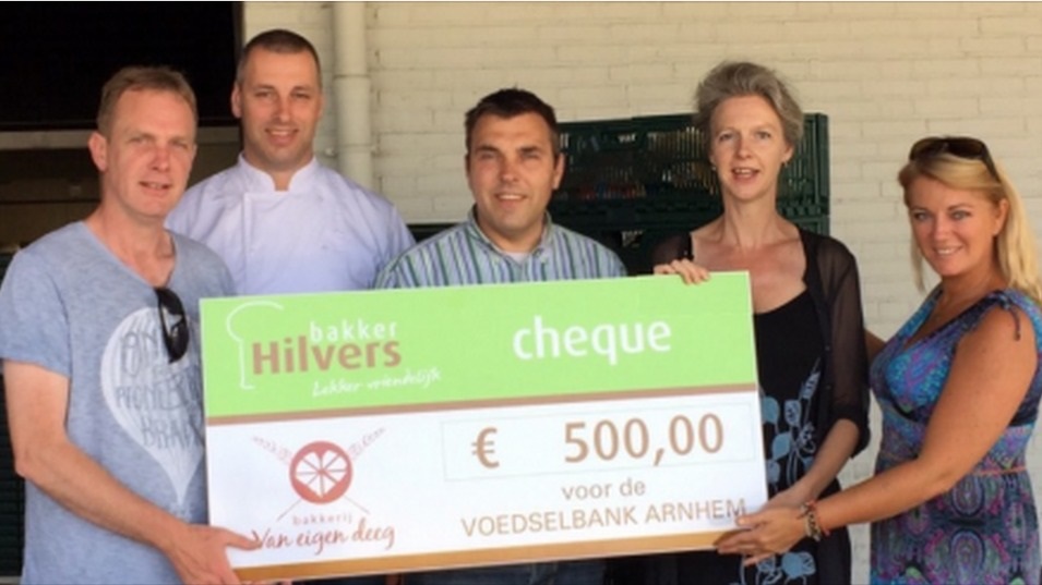 Bakkerij Van Eigen Deeg en Bakker Hilvers overhandigen de cheque aan de Voedselbank. Foto: Aangeleverd