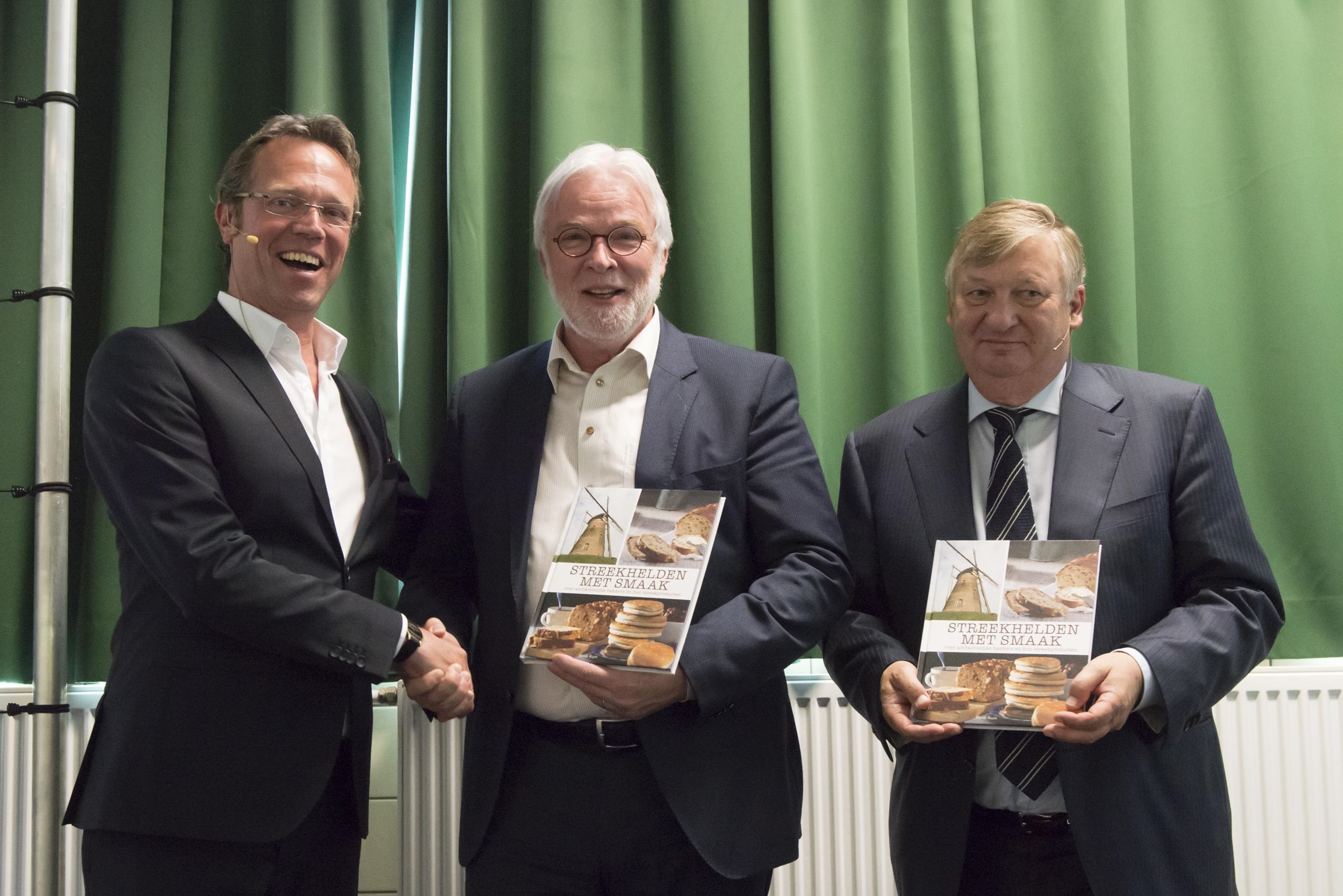 Peter van Strien, directeur Top Bakkers, overhandigt de eerste boeken aan Sjaak Kranendonk, algemeen directeur Spar Nederland, en aan Paul Bringmann, founder van La Place.