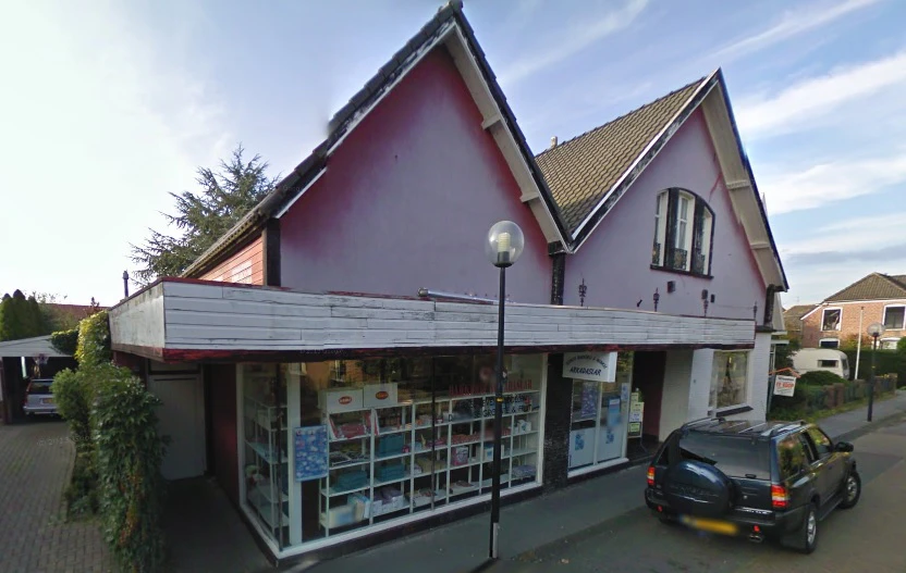 Bakkerij Arkadaslar in Ulft en de naastgelegen woning in september 2010. Foto: Google Streetview