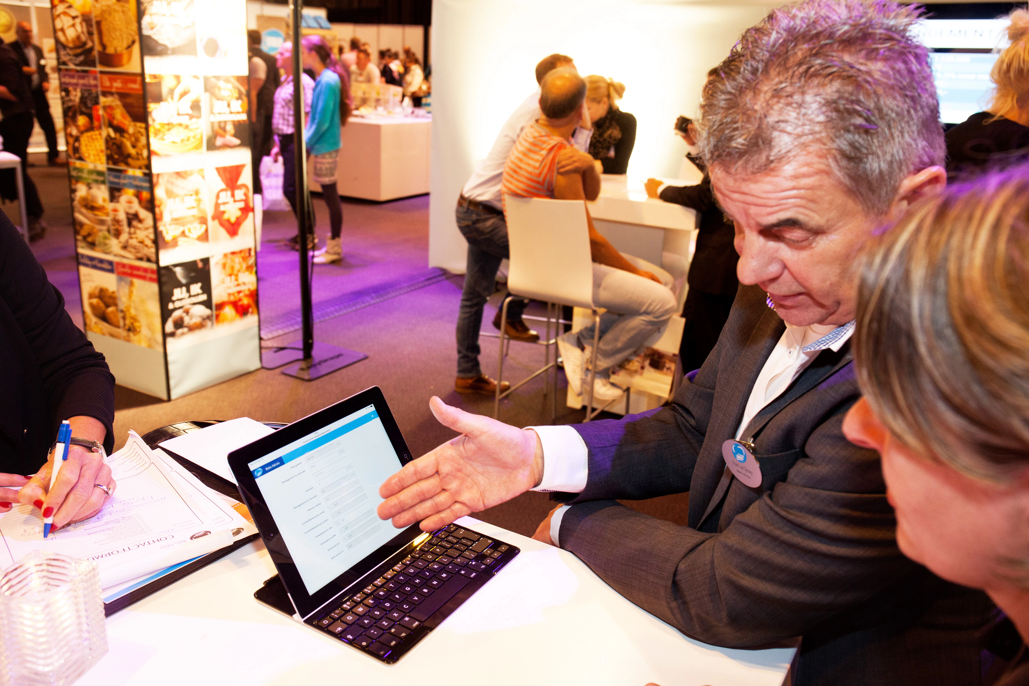 Frank van Sprang, adviseur bakkerijmanagement, geeft uitleg over de nieuwe dienst.
Foto: Herbert Wiggerman