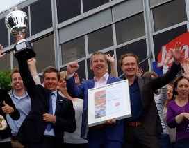 Directeur Leo Linders neemt de trofee in ontvangst.
