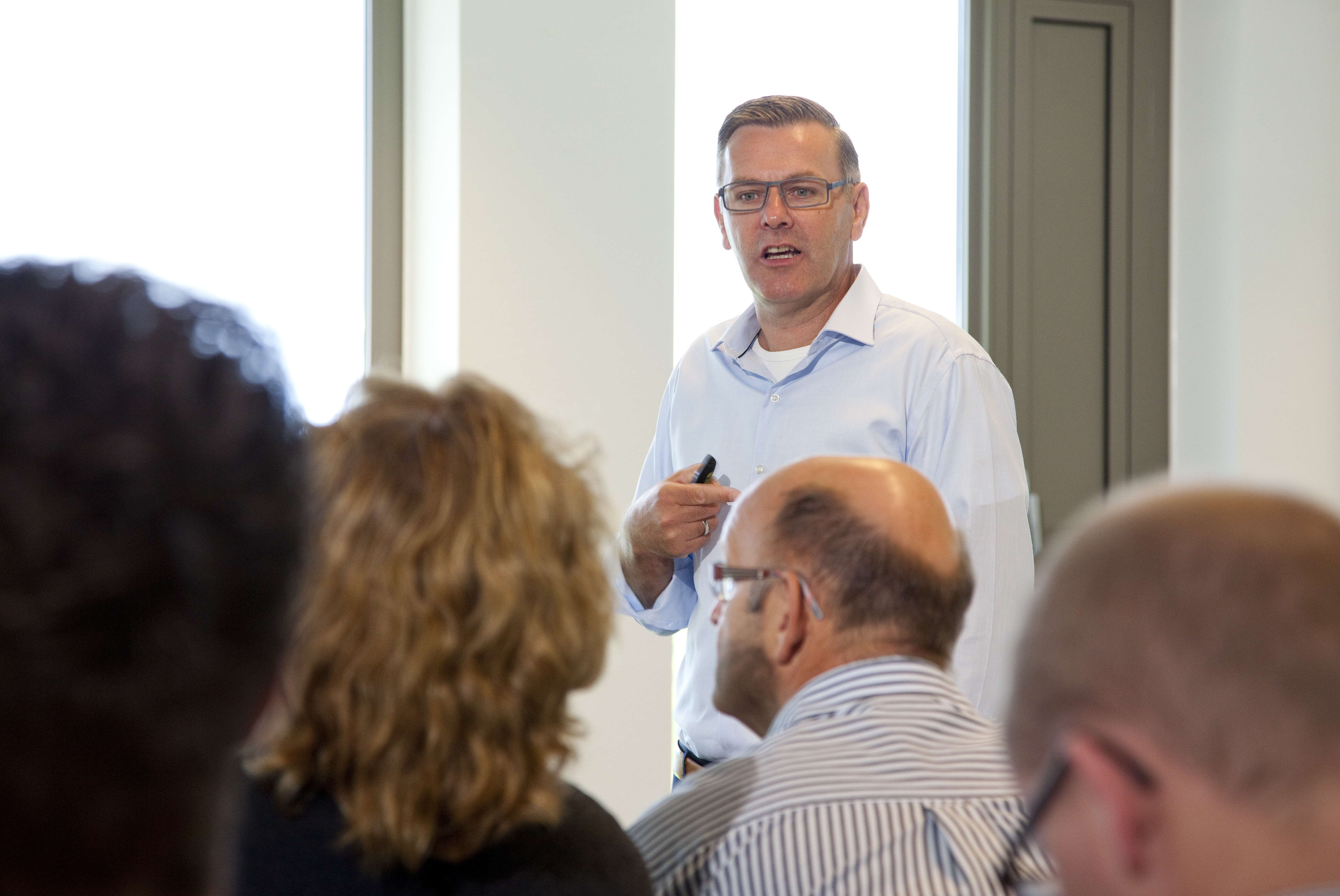 Alex Deuzeman verzorgd de eerste training van Ambacht & Business: financiën.  Foto: Jan Willem Schouten