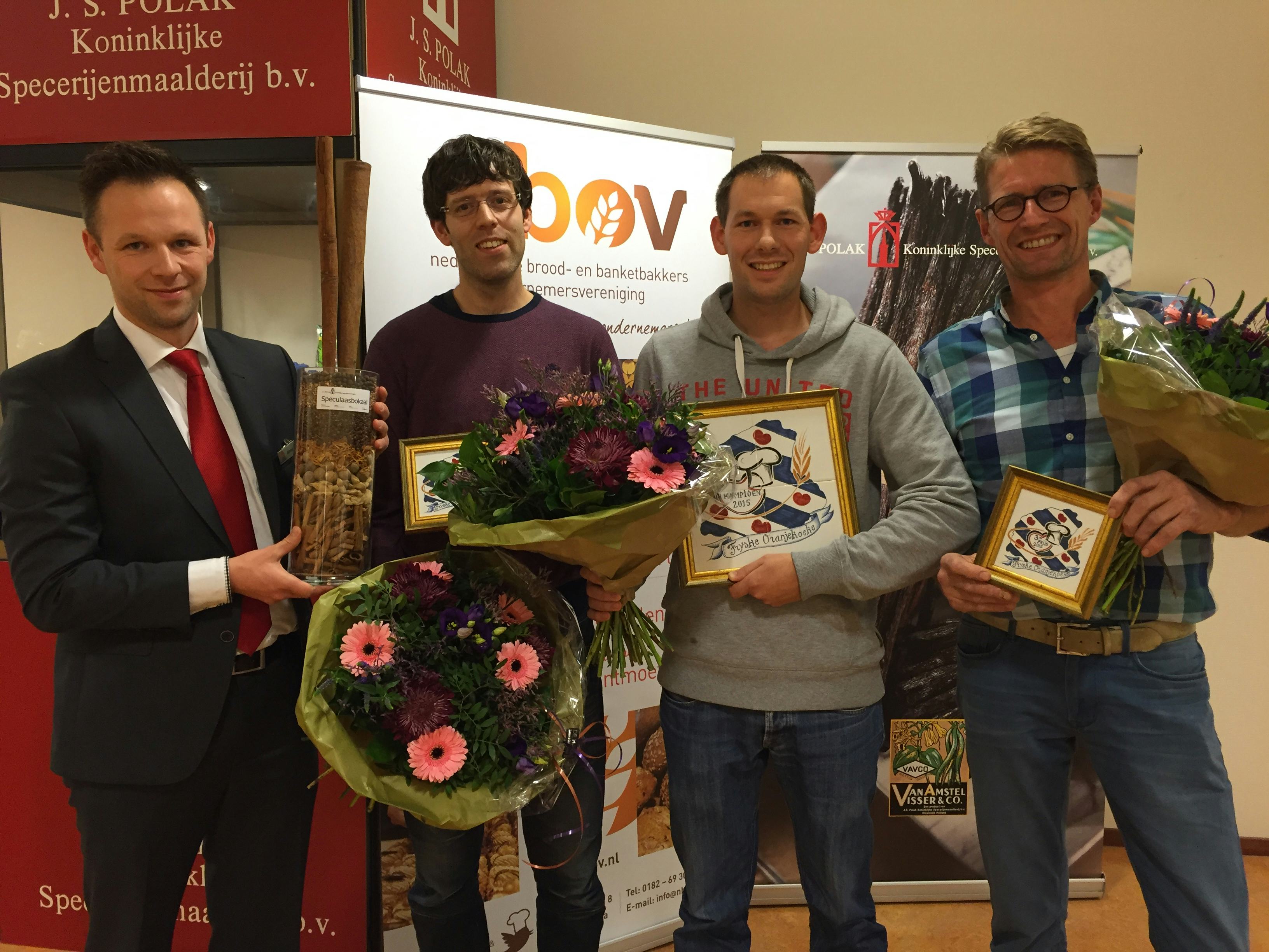 De winnaars van de wedstrijd om de Beste Fryske Oranjekoeke ontvangen hun prijs uit handen van René Koops van Polak. V.l.n.r. Echte Bakker M. Boonstra (Akkrum), Bakkerij de Boer (Wergea) en Bakkerij Boonstra (De Knipe). Foto: NBOV