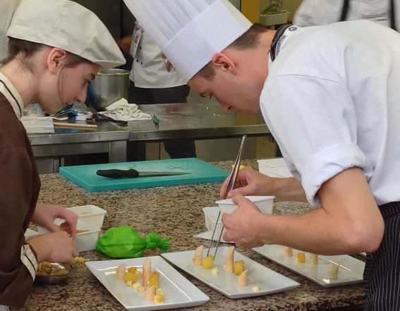 Nick de Haas (rechts) aan het werk. Foto: ROC van Amsterdam