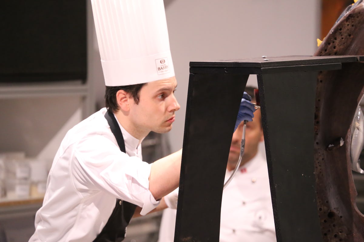 Ramon Huigsloot in actie tijdens de Salon du Chocolat in Parijs. Foto: World Chocolate Masters