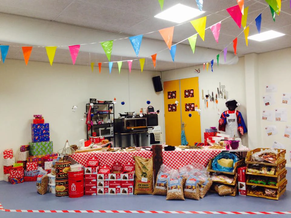 Dit jaar niet de slaapkamer van Sinterklaas, maar een heus Pietenbakkerij in Brede School De Ontdekking. Foto's: Oudervereniging Brede School De Ontdekking