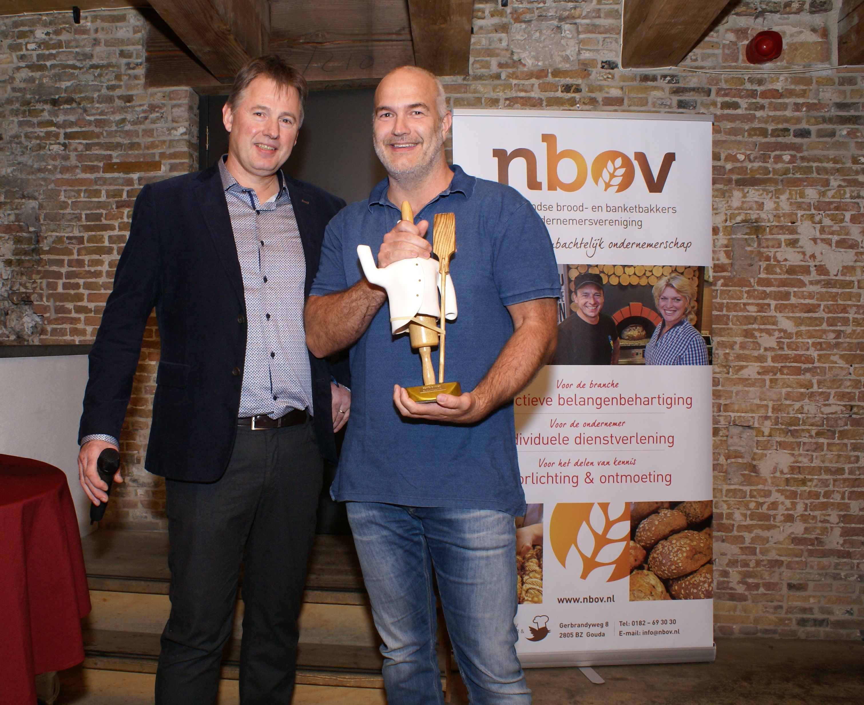 Winnaar Holtkamp ontvangt uit handen van regiovoorzitter Charles Ammerlaan de wisseltrofee. Foto: NBOV
