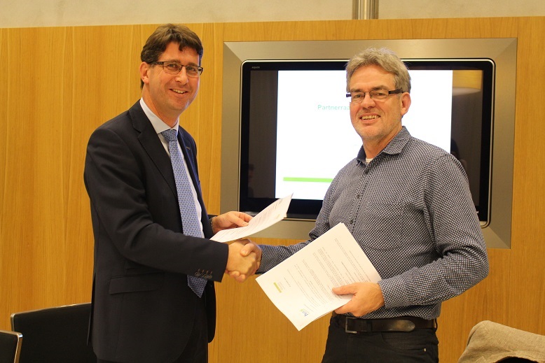 Dick Pouwels en Ton Duffhues hebben een samenwerkingsovereenkomst getekend.