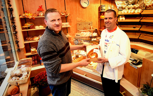 Erik Blom (l.) van Brood- en Banketbakkerij J. Blom in Zwammerdam overhandigt een banketcijfer 6 aan Paul Renirie van de Stichting Alphen d'HuZes. Foto: Stichting Alphen d'HuZes