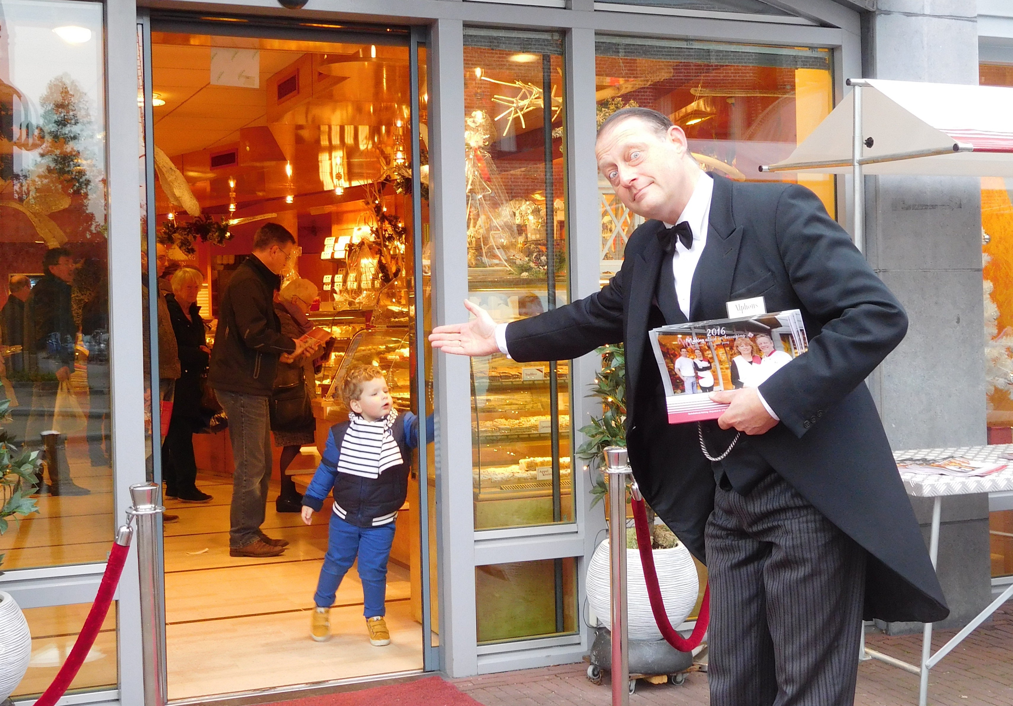 Alphons de butler heette klanten van Banketbakkerij Mekking eind december hartelijk welkom. De aftrap van het jubileumjaar.