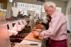 Maurits Blog aan het werk bij Sal Meijer aan de Scheldenstraat in Amsterdam. Foto: Saskia Bagchus