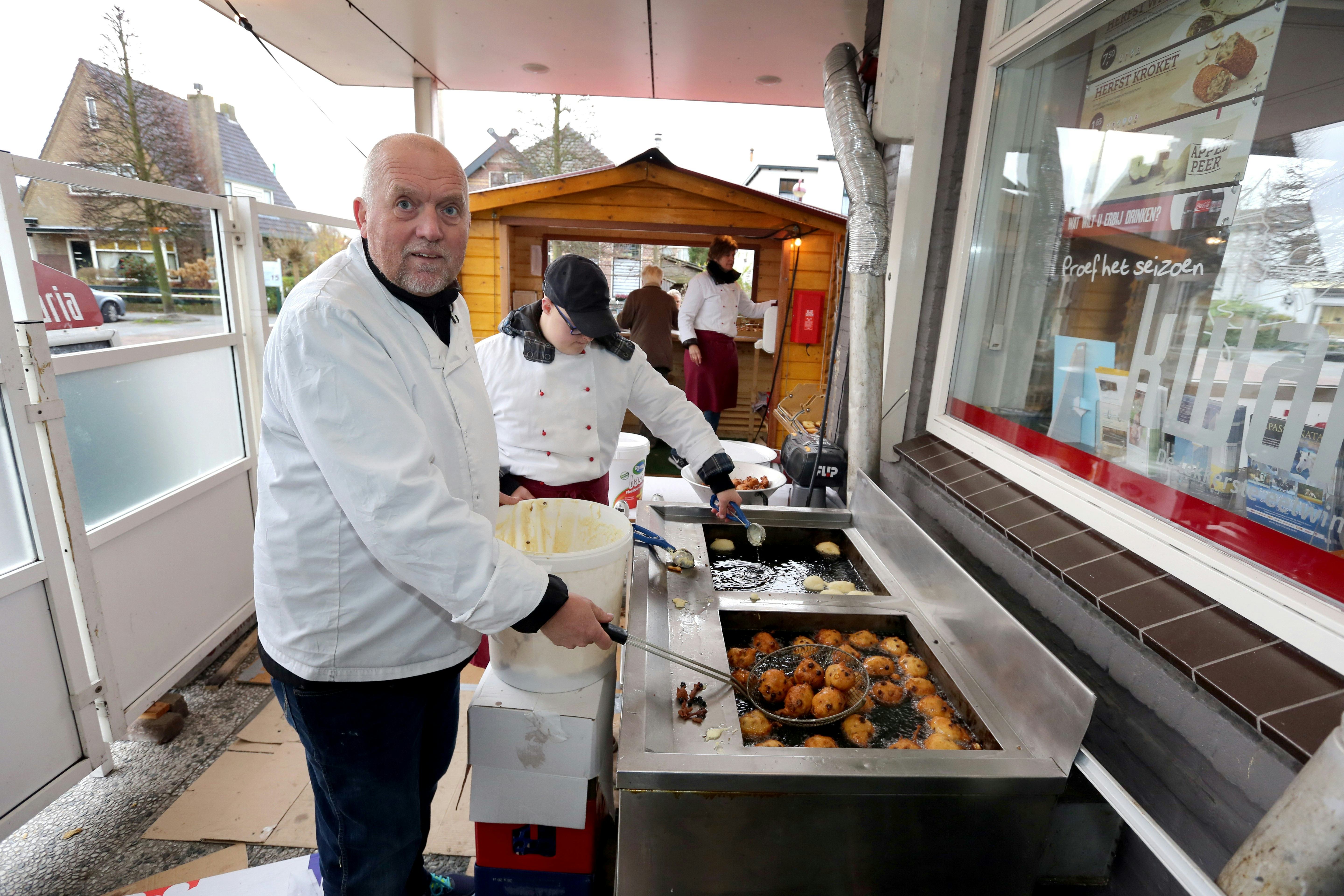 Ton Vis in zijn oliebollenkraam. Foto: Roel Dijkstra.