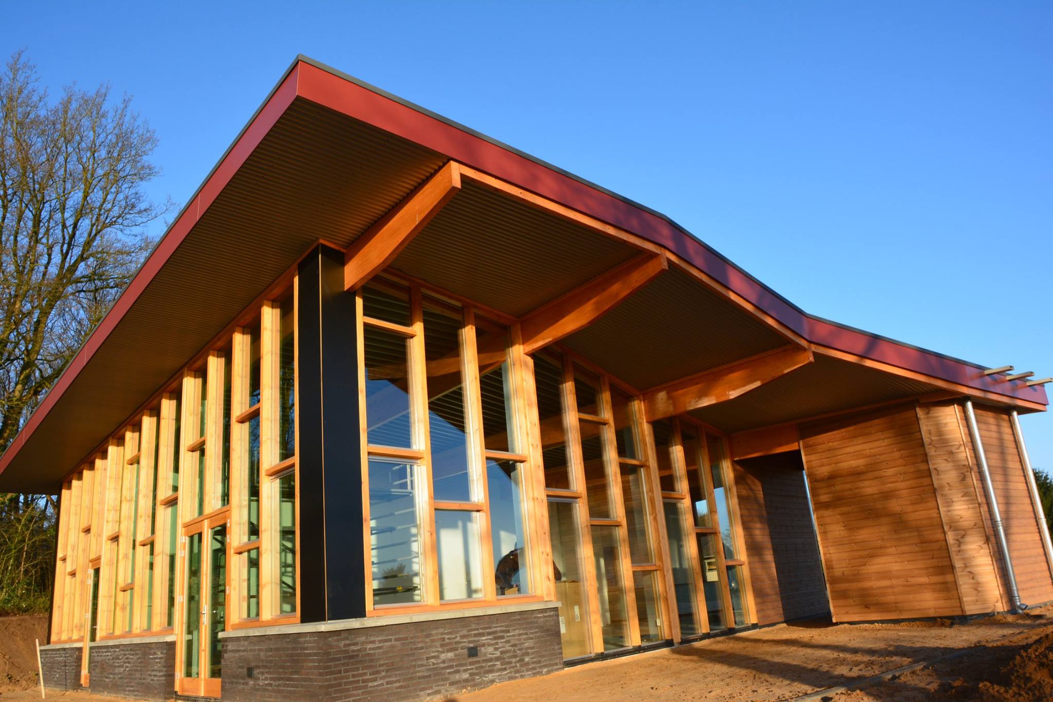 Het architectonische onderkomen van Broods is ontworpen met veel glas en hout met de achterliggende gedachte om ook van binnenuit het bos te beleven. Foto: Broods