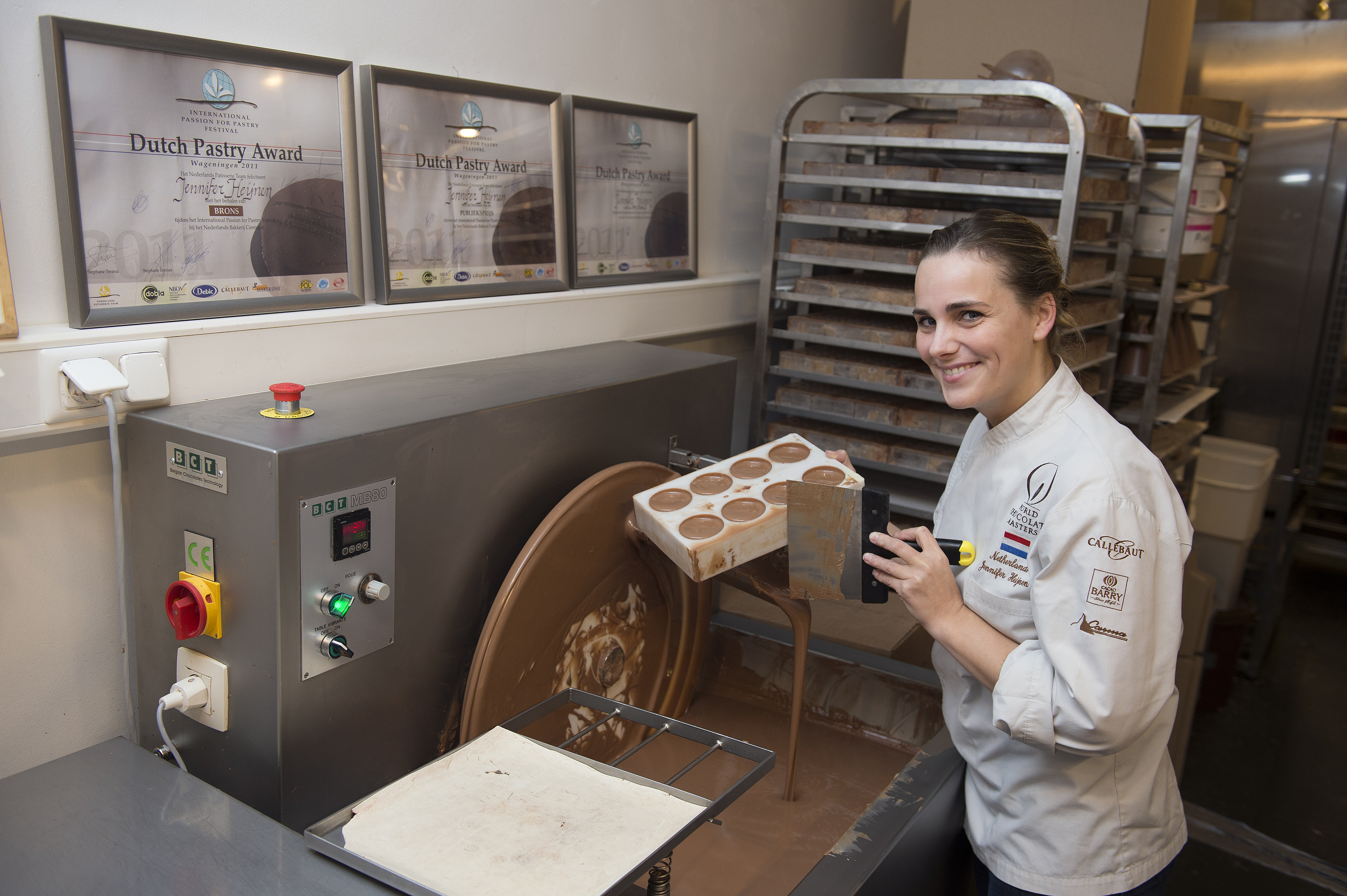 Jennifer Heijnen werkt zelf het liefst met een semi-automatische tempereermachine. Foto: Marcel van Hoorn