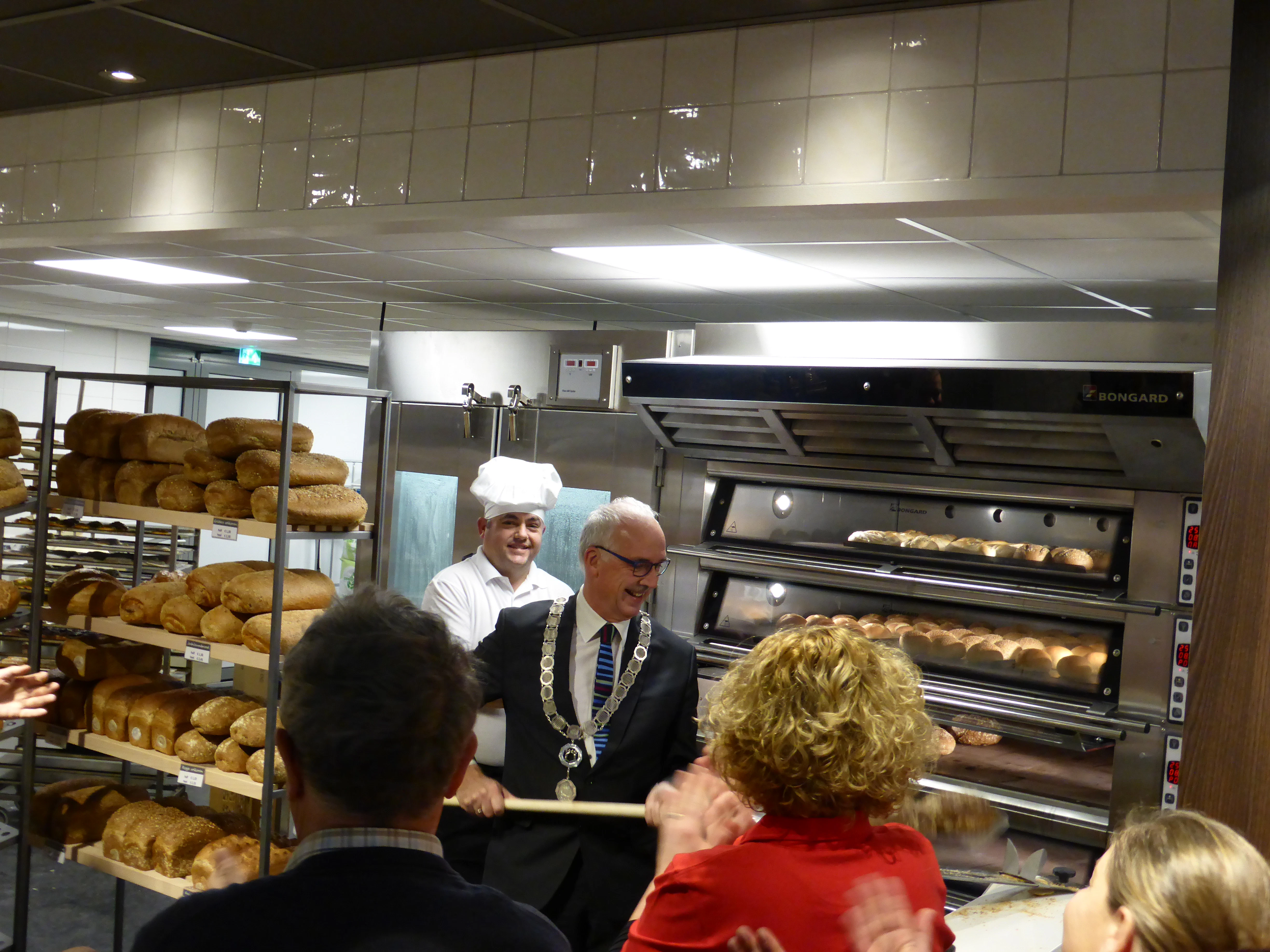 Vrijdag 29 januari verrichte burgemeester Jan-Frans Mulder van Hulst de openingshandeling. Mulder haalde om 8.00 uur het eerste brood met een schieter uit de inschietoven.
Foto's: Haaring Bakkerijadvies & Taxaties