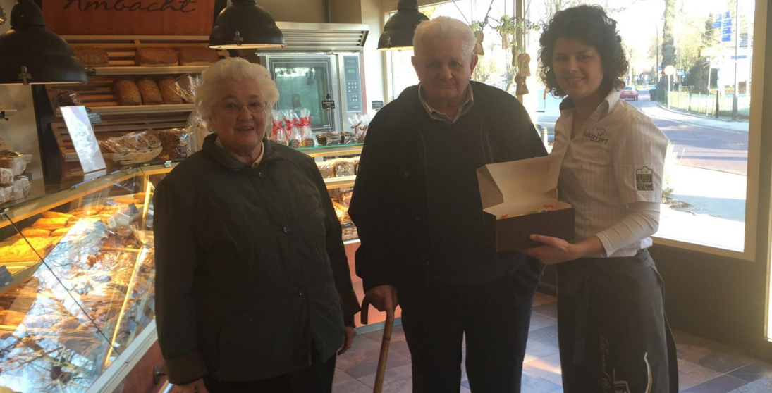 Een van de jarigen op 29 februari laat zich trakteren op een slagroomschnitt.

Foto's: Bakker Piet