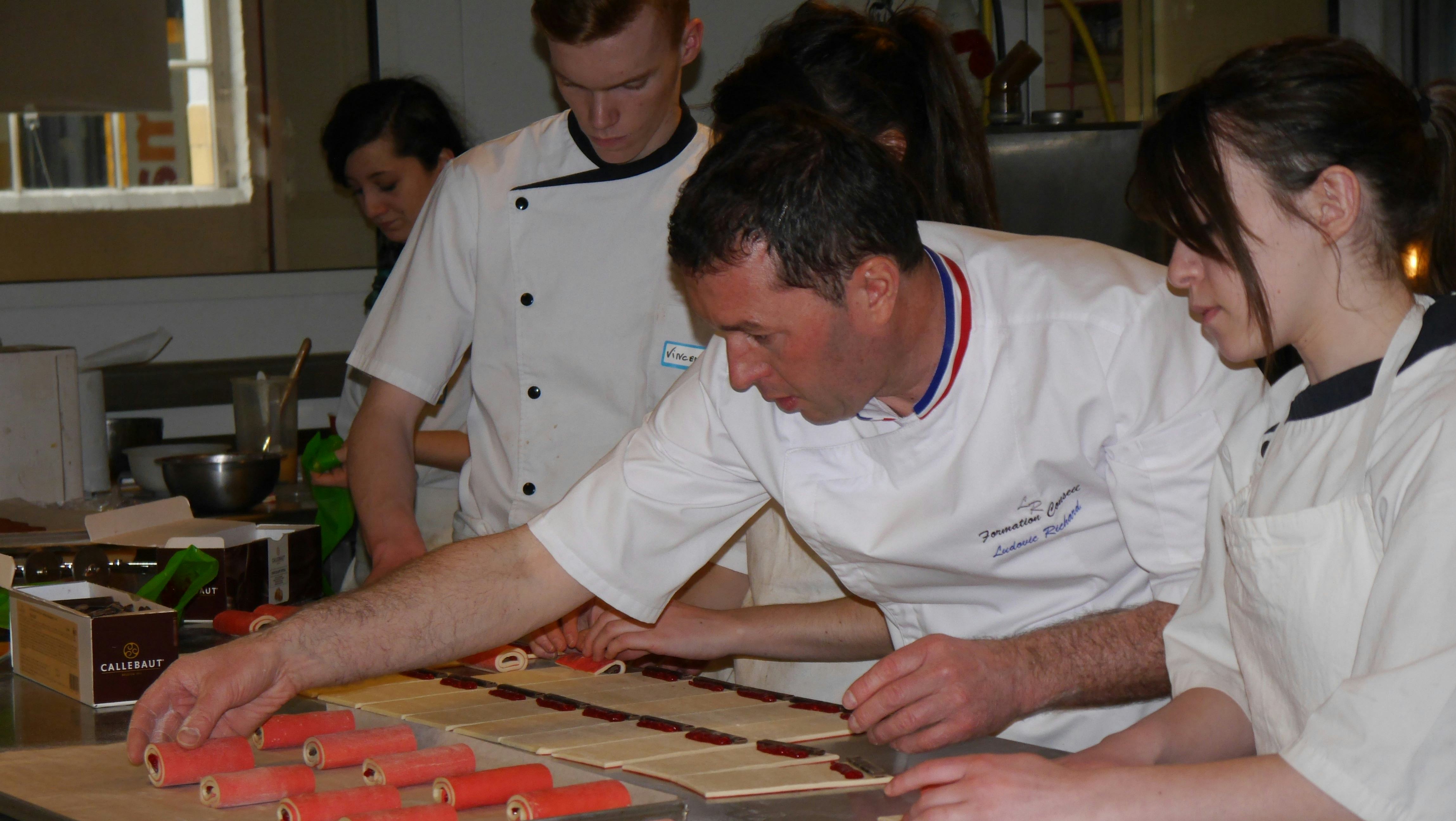 Docent Ludovic Richard uit Frankrijk gaf het gastcollege. Hij is net Bakery Institute-docent Francois Brandt drager van de Franse titel ‘Elite de la Boulangerie Internationale’.
Foto's: Wendy Noordzij