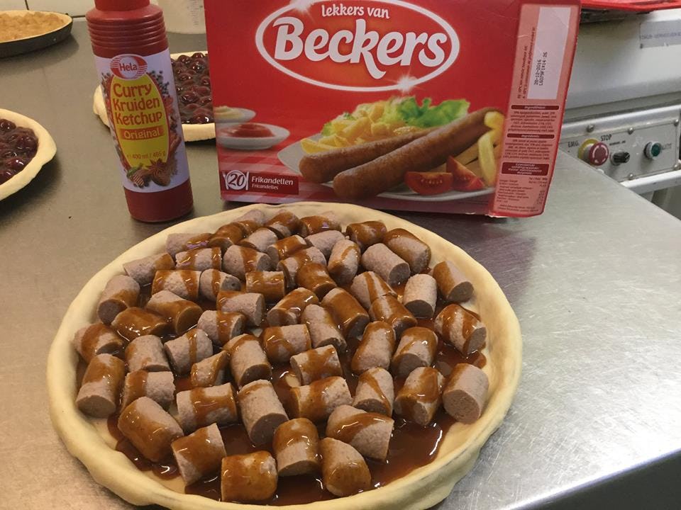 De frikandellenvlaai is gevuld met stukjes frikandel en curry. 
Foto: Bakkerij Engels