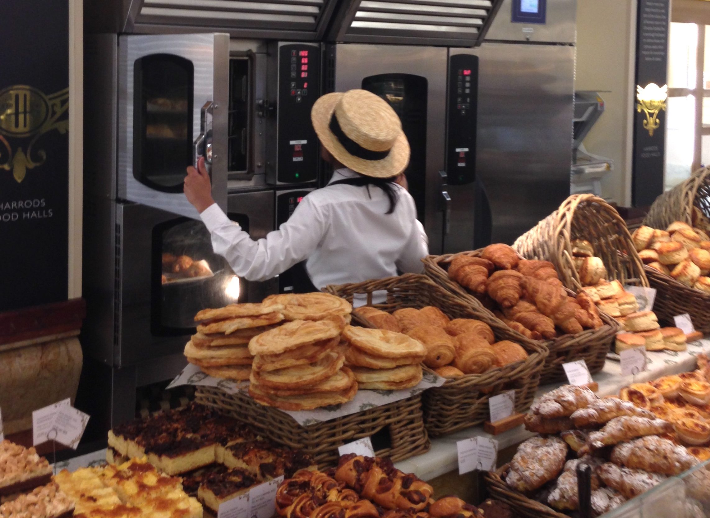 De afbakoven en een uitstalling van hartige en zoete snacks.