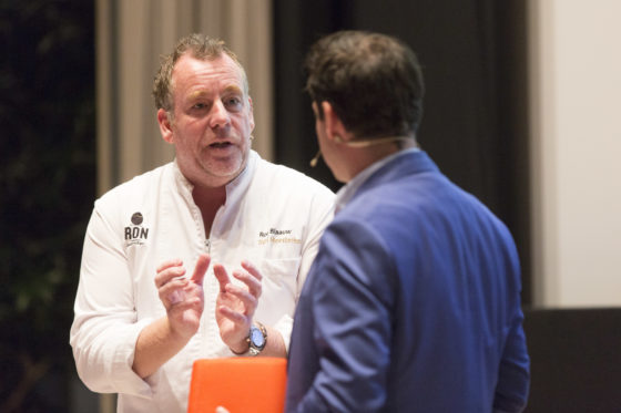 Topkok Ron Blaauw was ook een van de sprekers. Hij heeft een primeurtje voor de zaal, er komt een vierde vestiging van Ron’s Gastrobar in Amsterdam. Maak je kaart klein en probeer niet overal een eurootje van mee te pikken, adviseert hij de kleinere specialist.