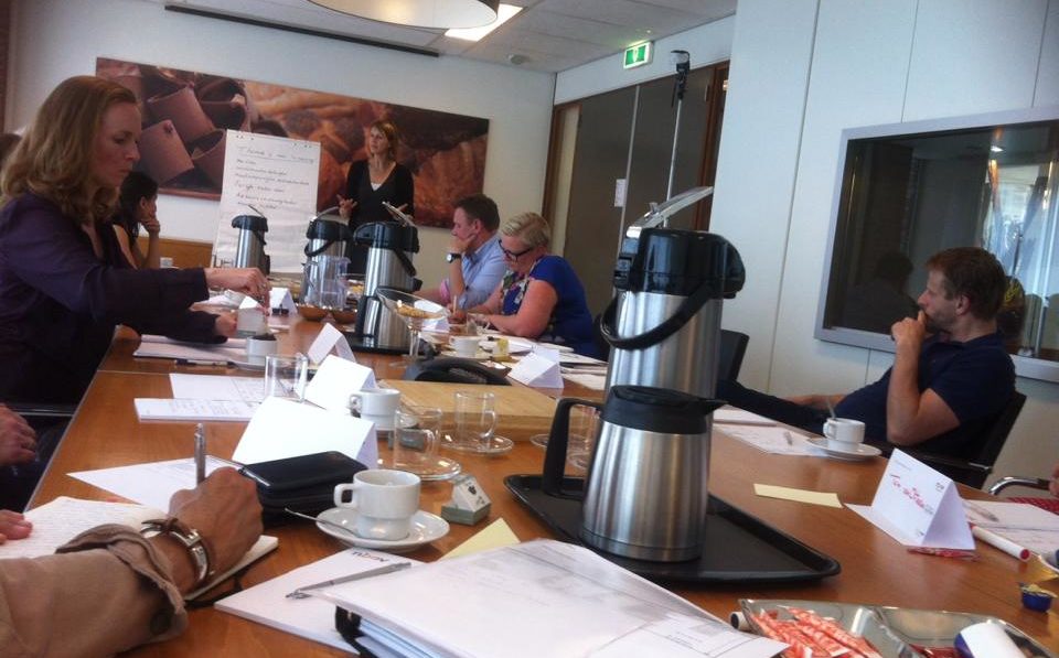 Een groep van zeventien mensen woont de eerste bijeenkomst Duurzaam ondernemen bij.

Foto: Anne Mieke Ravenshorst