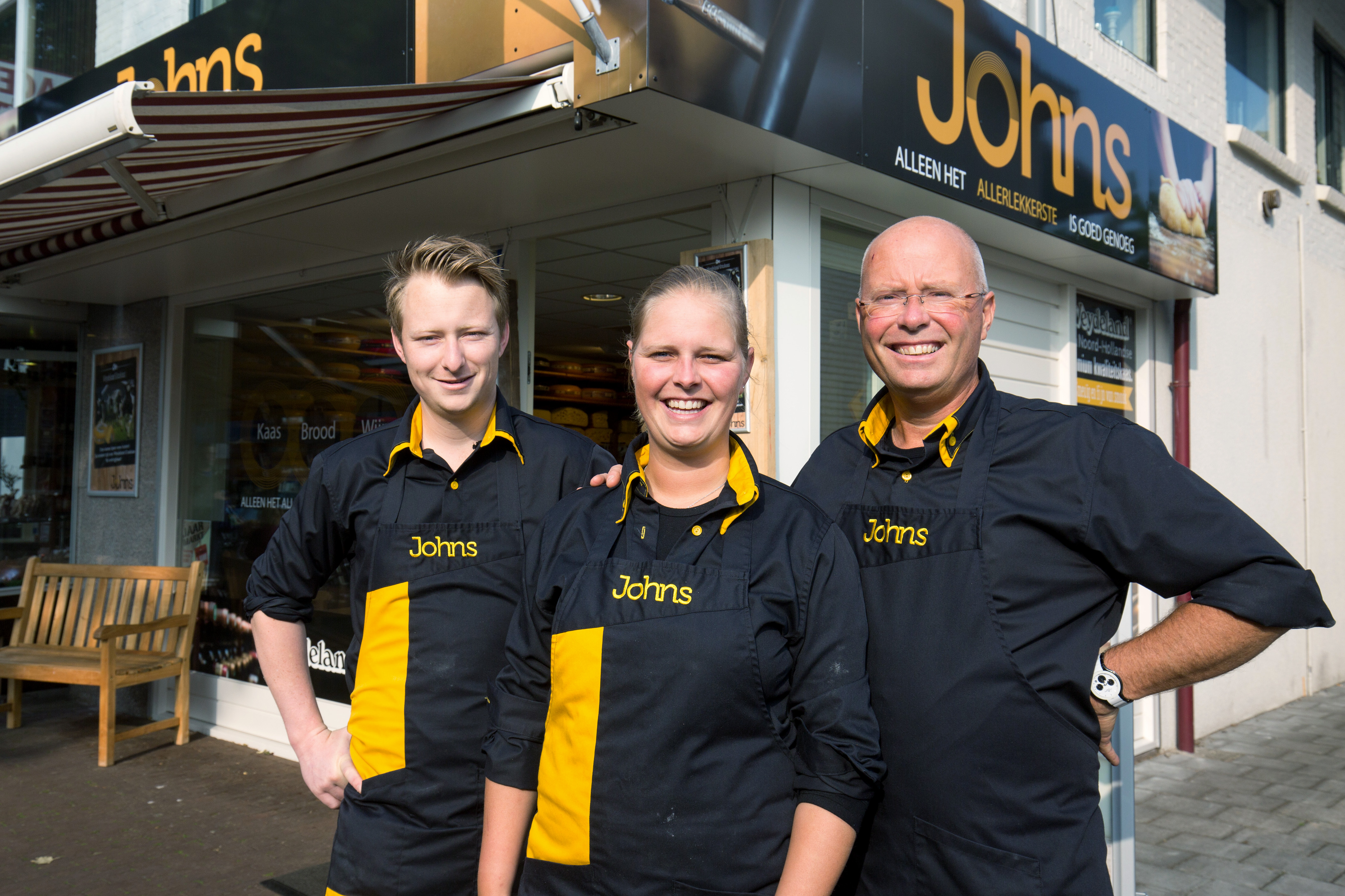 John de Ruig (op de foto samen met zijn dochter Sharon en zijn zoon Jeffrey) ziet veel voordelen in de verkoop van brood, kaas en delicatessen. Foto: Herbert Wiggerman