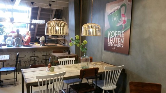 De zaak van Bakker van Maanen in Woerden was de eerste waar de keten ook alcohol mocht schenken. Foto: Van Maanen