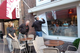 Franchisegever Robert Hoenderdos opent,, onder toeziend oog van genodigden en franchisenemers echtpaar Van der Heul, Quetzal Chocoladebar officieus. Vanaf donderdag 1 september is de zaak in Amersfoort geopend voor het grote publiek.