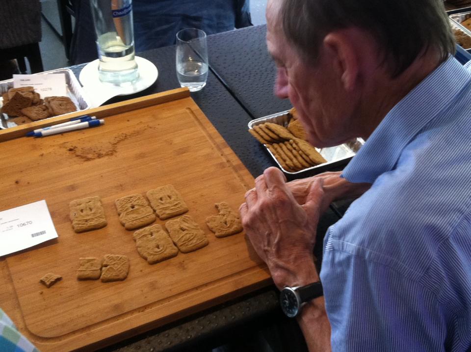 De ingeleverde producten worden in drie categorieën onderverdeeld: speculaasjes zonder amandelen, speculaasjes met amandelen en gevulde speculaas. 
Foto: Anne Mieke Ravenshorst