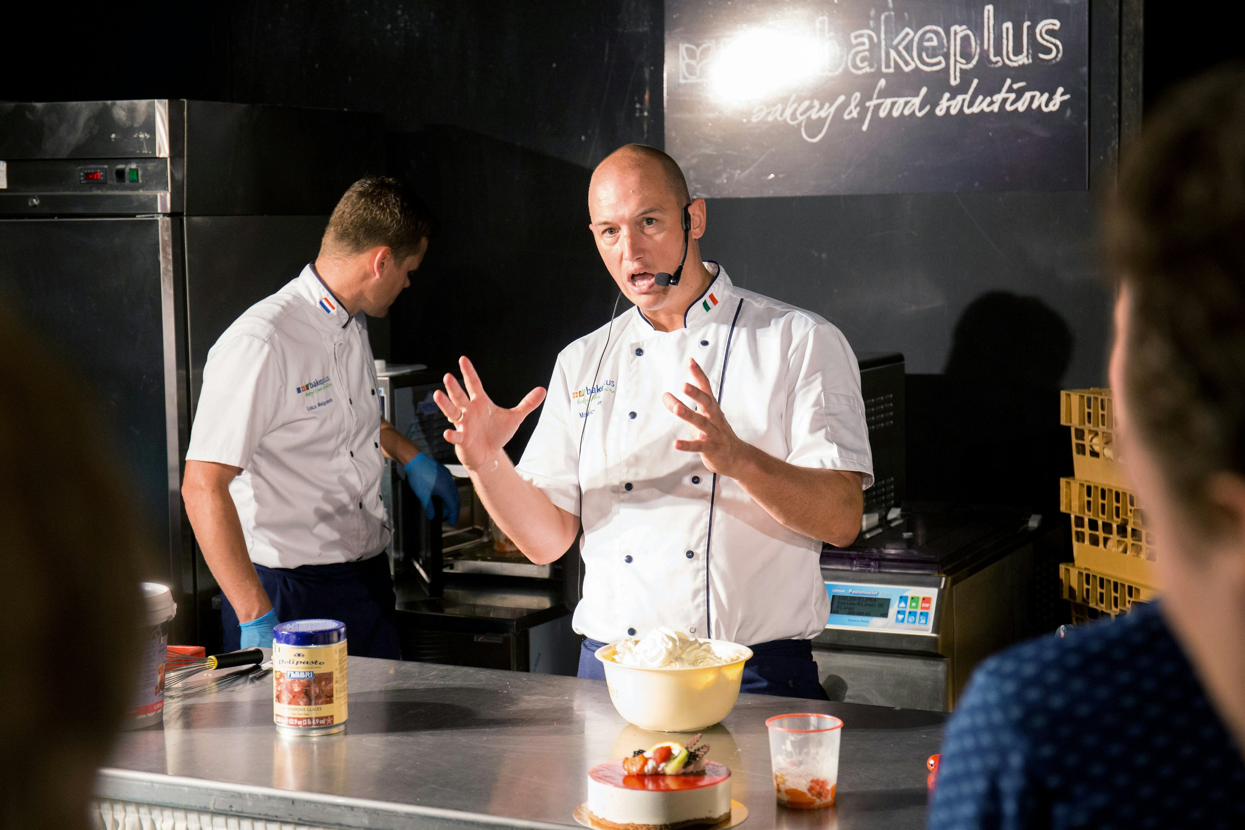 Maurice Burger van BakePlus tijdens een workshop ijs(taart)bereiding, bavaraisebereiding met ijsgrondstoffen en taart decoreren.