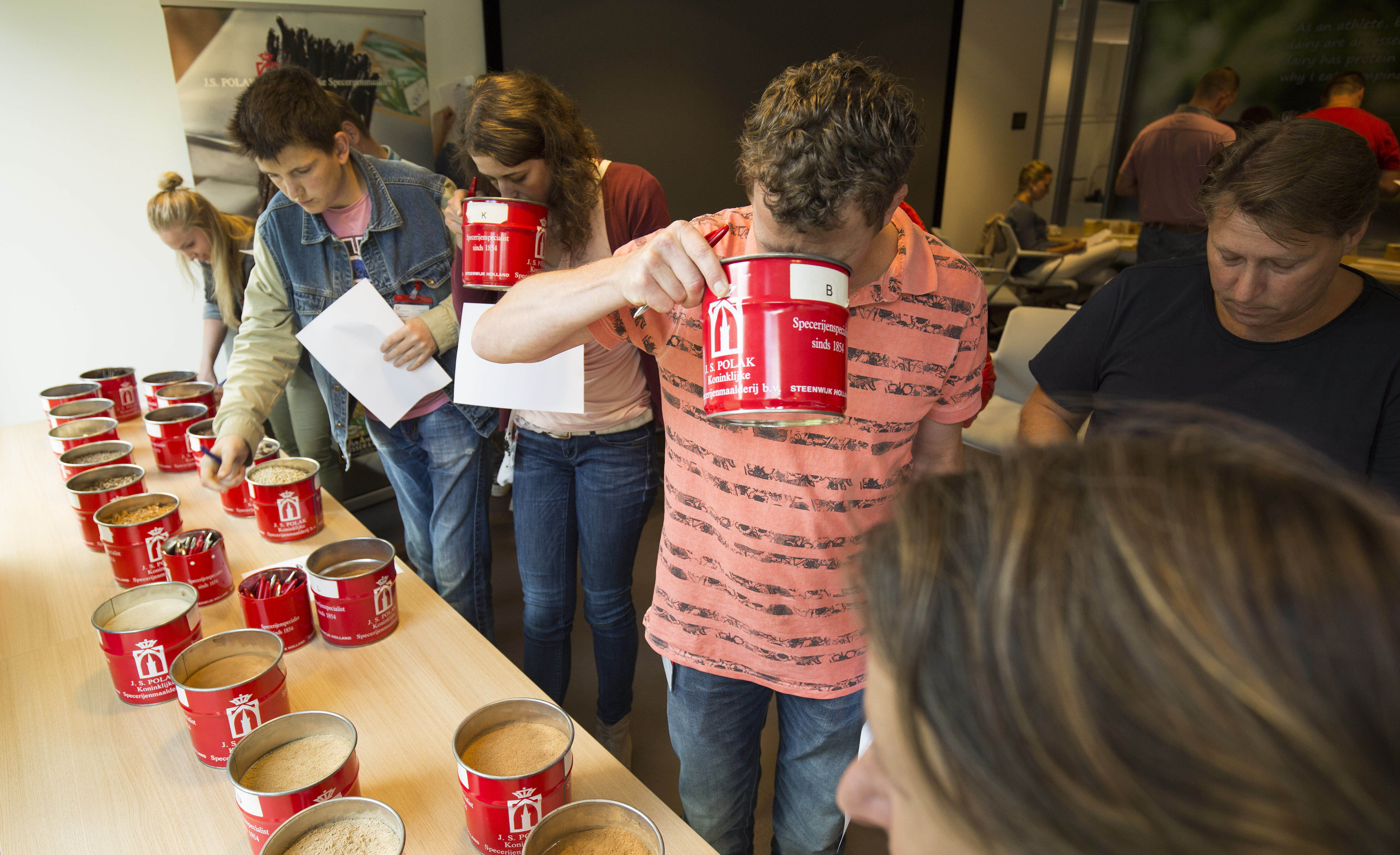 Ruiken en nog eens wat dieper de geur opsnuiven: de deelnemers beleefden er plezier aan.

Foto's: Jan Willem Schouten
