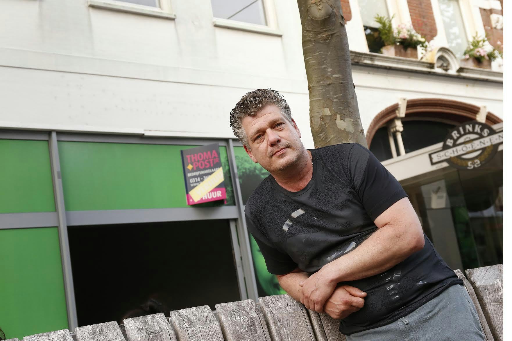 René Schuurman bij zijn nieuwe pand aan de Hamburgerstraat. Foto: Hans Prinsen