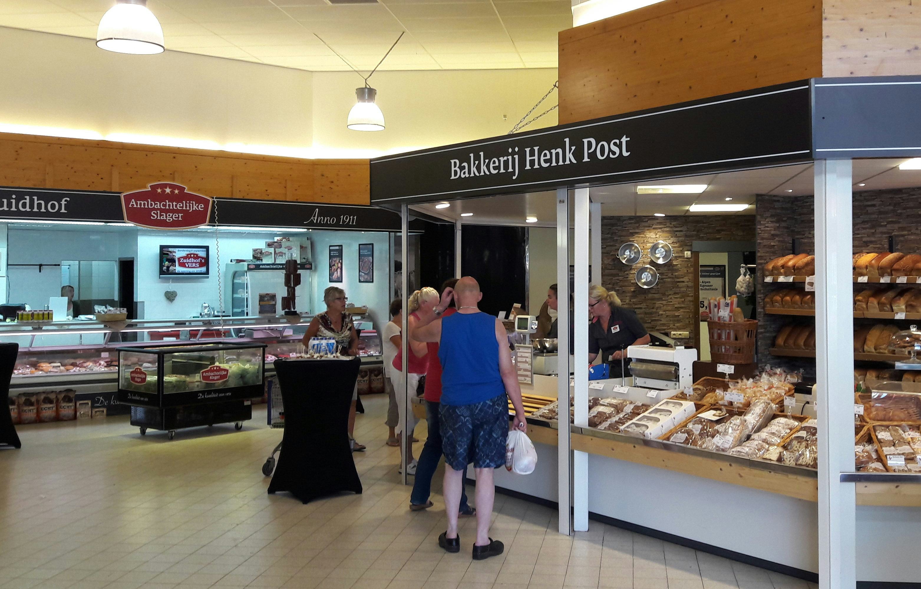 Zuidhof's Vers is 8 september geopend. De klant kan er terecht voor brood, banket, vlees en groente en fruit.
Foto: Post