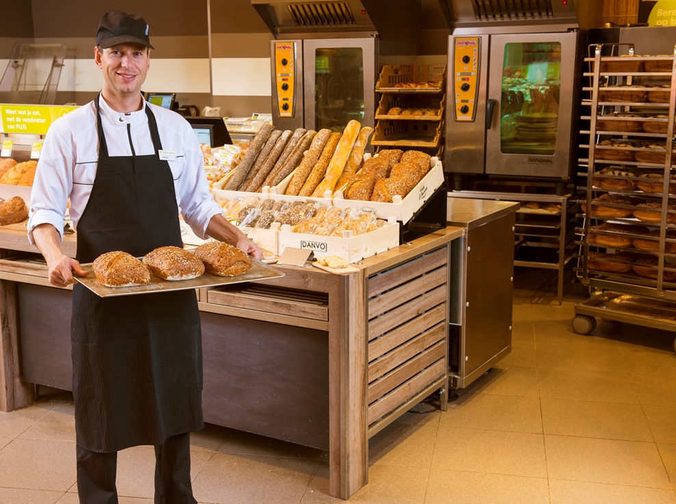 Supermarkt Plus in Bergschenhoek heeft de hele dag door vers brood dankzij het 'Dough'-concept van Danvo. Foto: Danvo