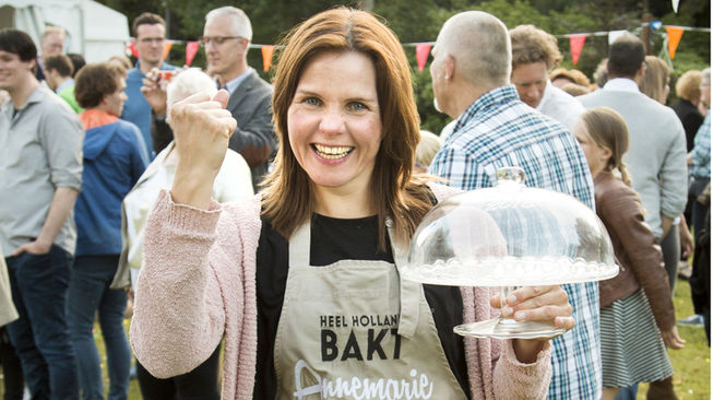 Heel Holland Bakt, hier met winnares Annemarie, zorgt ervoor dat consumenten waardering krijgen voor het bakkersvak, tegelijkertijd is het gevaar dat 'iedereen denkt bakker te kunnen worden', waarschuwen vakgenoten.

Foto: HHB
