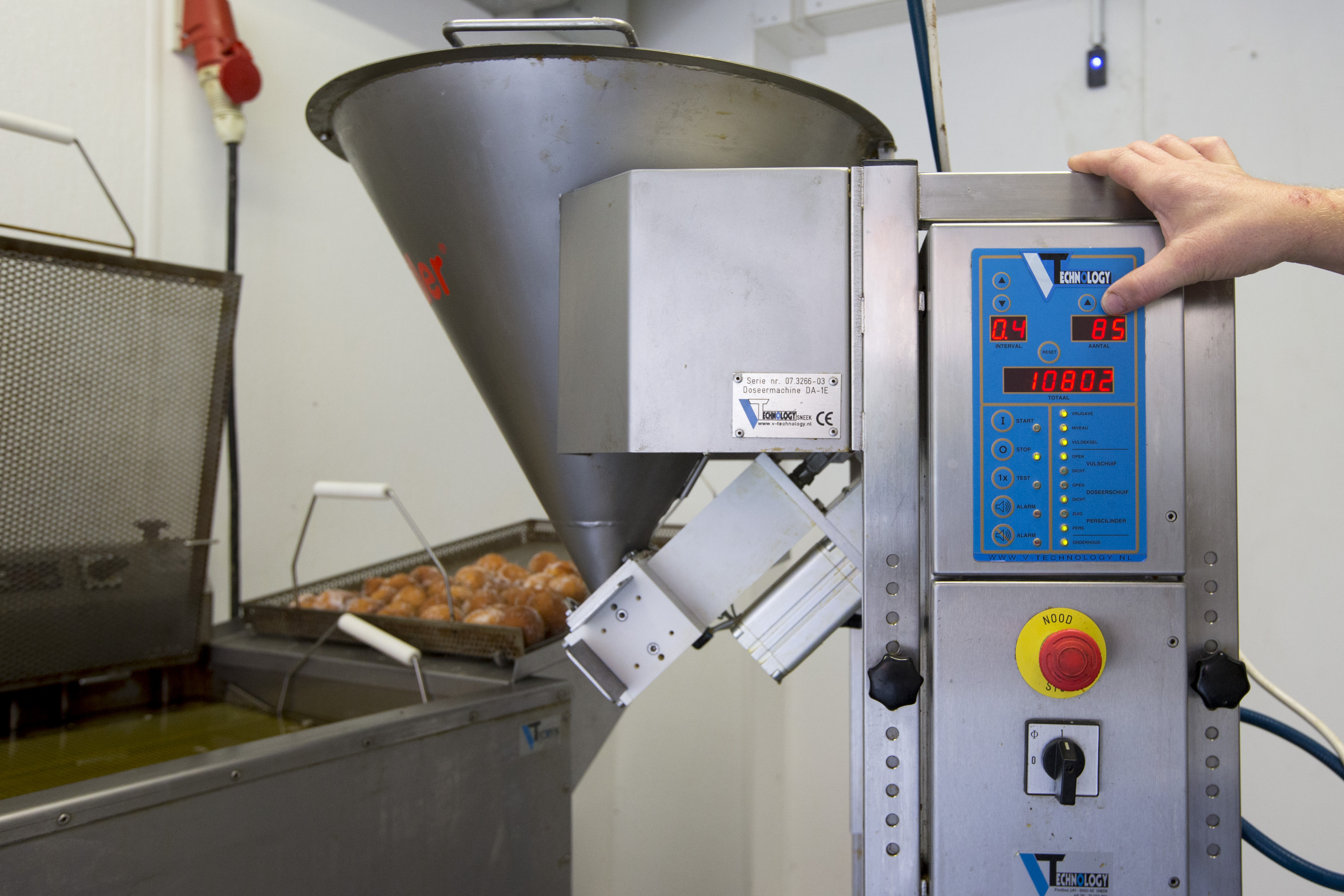 De olieboldoseermachine kan zestig oliebollen per minuut 'inschieten'. Foto's: Anne van der Woude