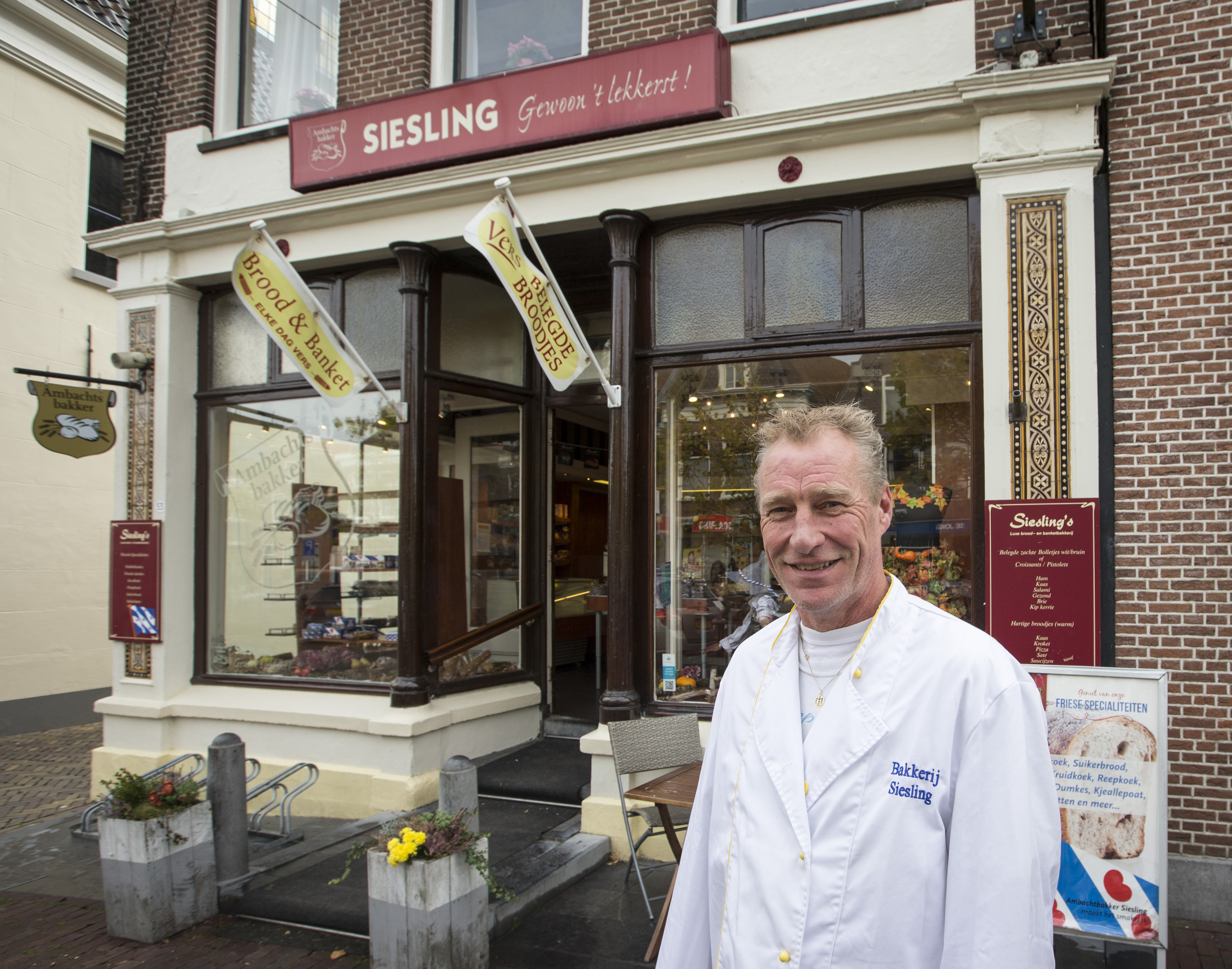Bakker Bernard Siesling is ambassadeur van het Fries dammen te Franeker.