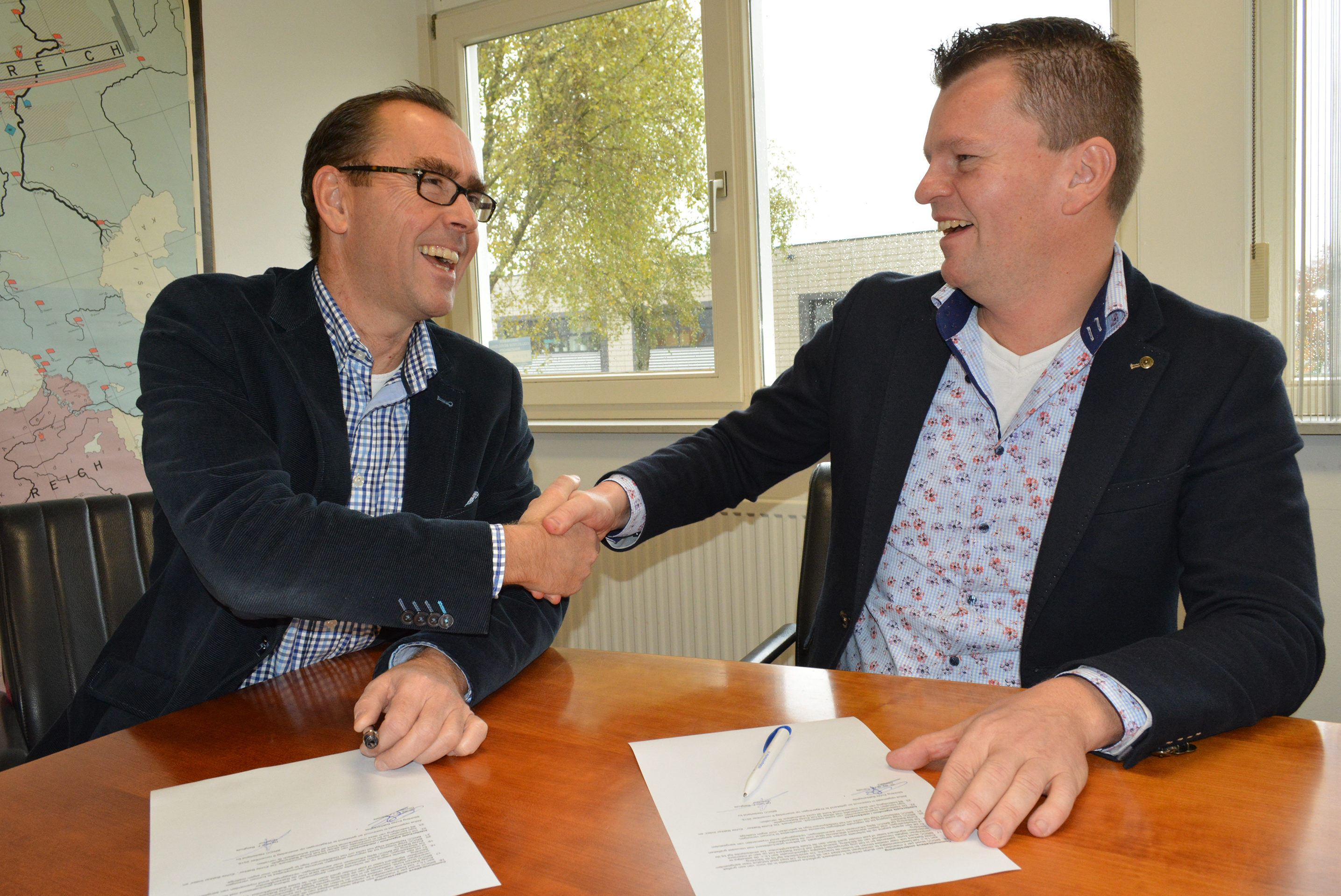 Geert Caniels van het gilde en Friso Berghuis van de BakkerijMonitor ondertekenen de overeenkomst voor de Echte Bakkers Index.

Foto: BakkerijMonitor