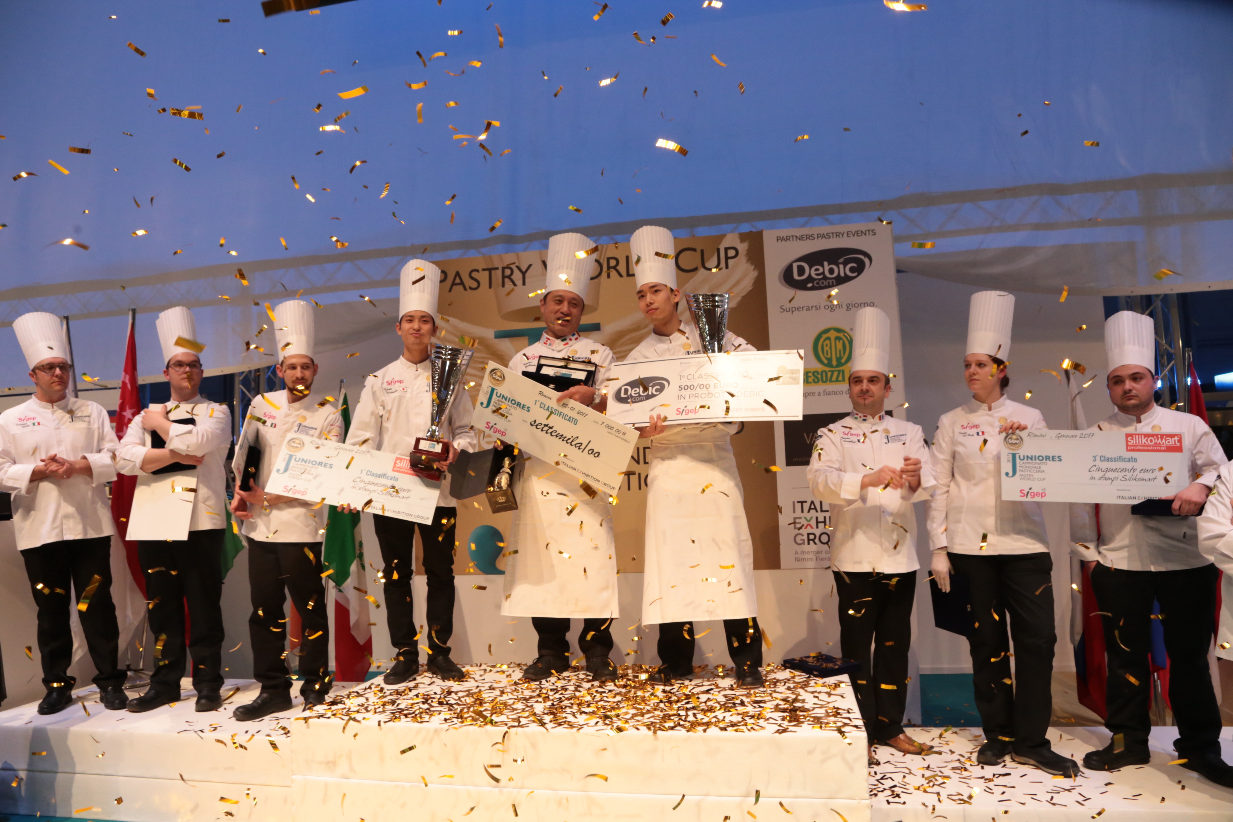 Het erepodium met de Japanners op de hoogste trede. Foto's: Sigep