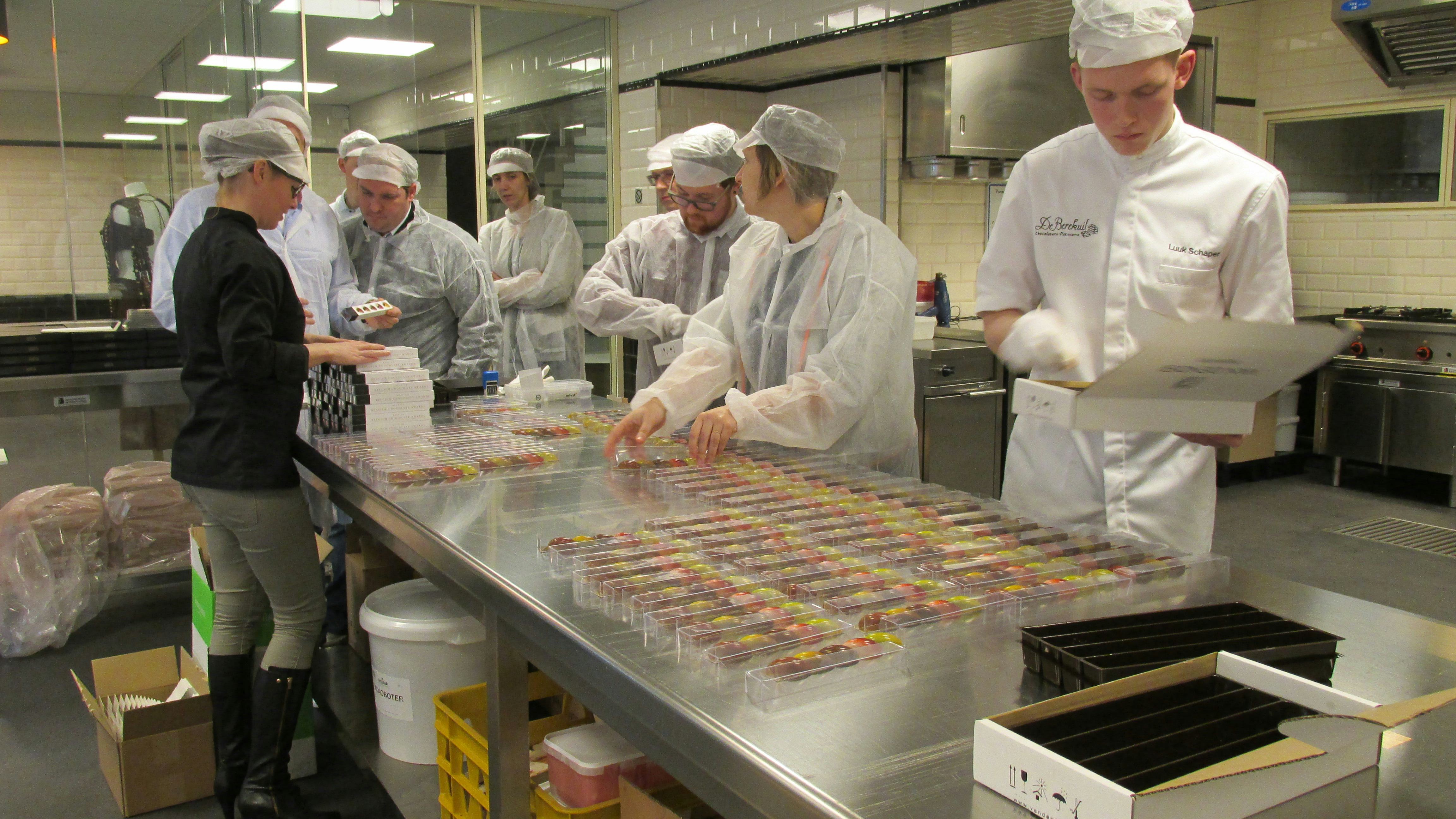 De chocolatiers stellen de bijzonder doos bonbons samen. Uiterst rechts de Nederlandse winnaar van 2016: Luuk Schaper.
Foto's: Froukje Schell