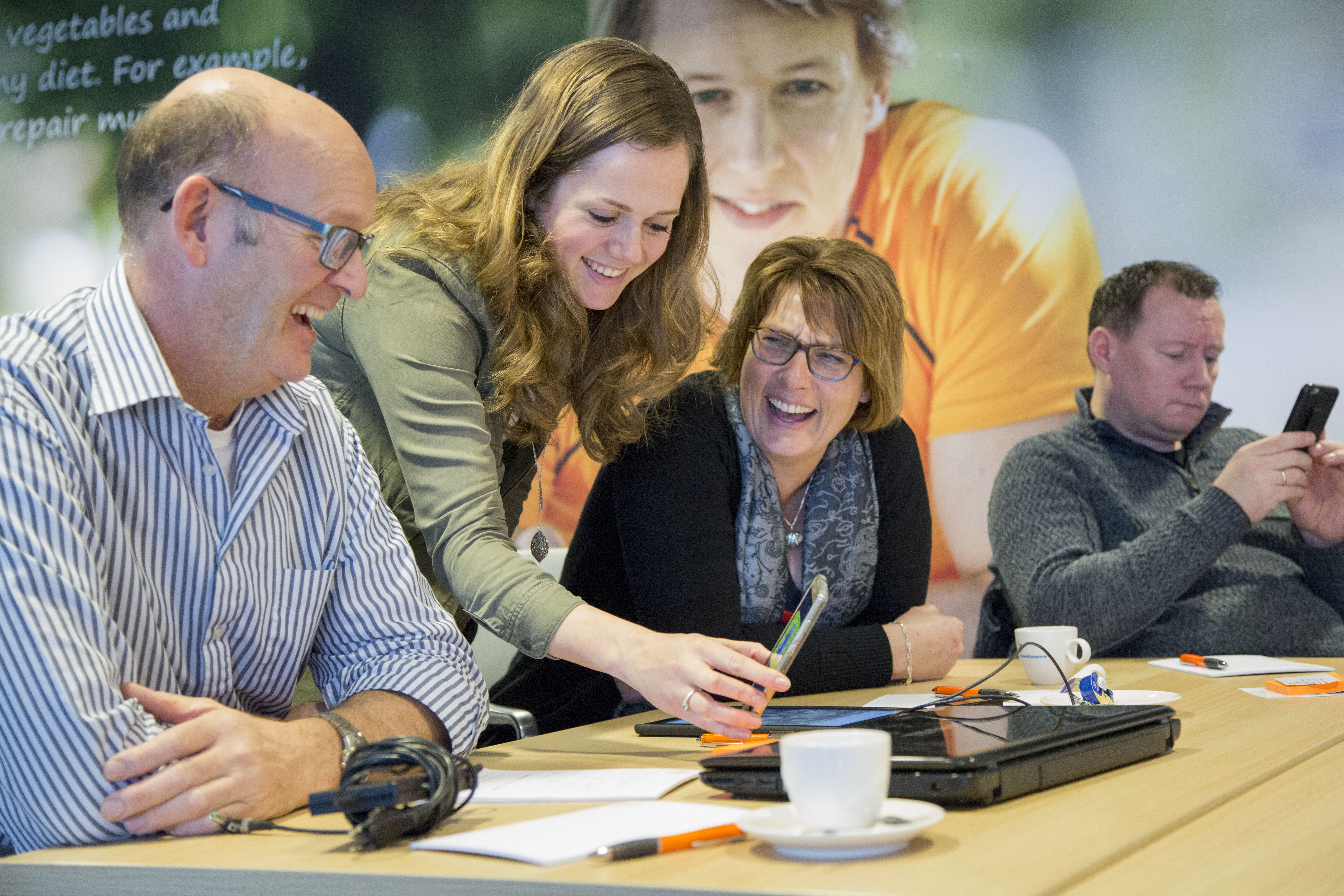 Melissa Hoogenboom te midden van een aantal ondernemers
