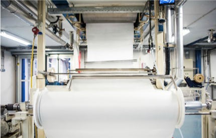 Ouwel komt van de wasdroger en wordt direct opgerold, klaar voor gebruik. Foto's Primus Ouwelfabriek