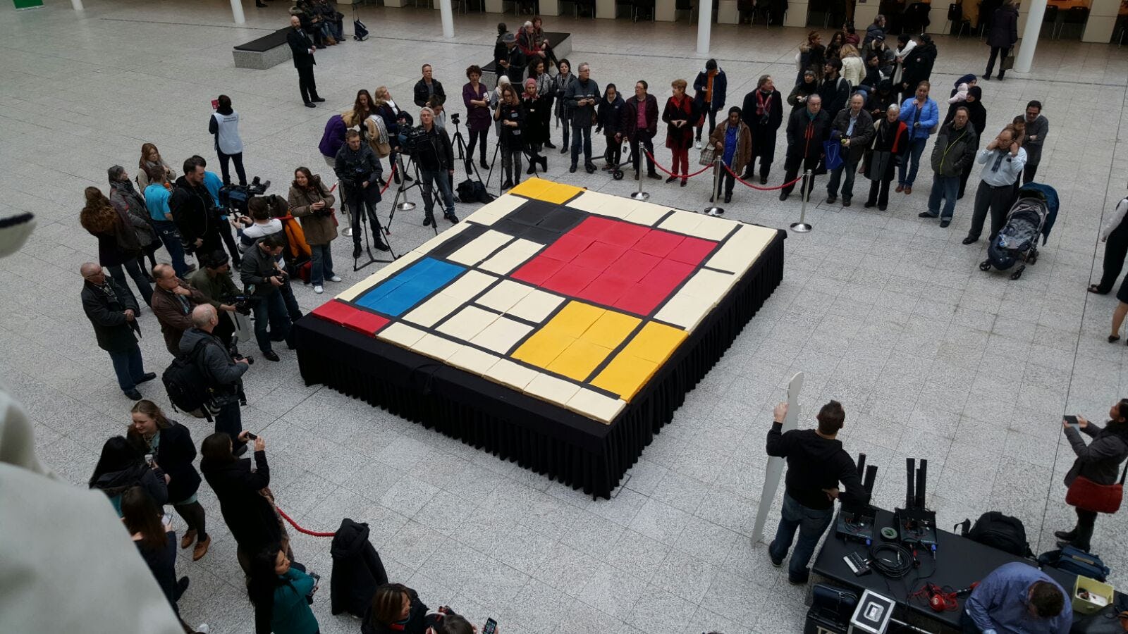 De gemeente Den Haag gaf opdracht voor deze reusachtige taart in Mondriaan-stijl. Kenmerken van het neoplasticisme: rechte lijnen, primaire kleuren, asymmetrie en een duidelijke vlakverdeling.
Foto: Remmerswaal