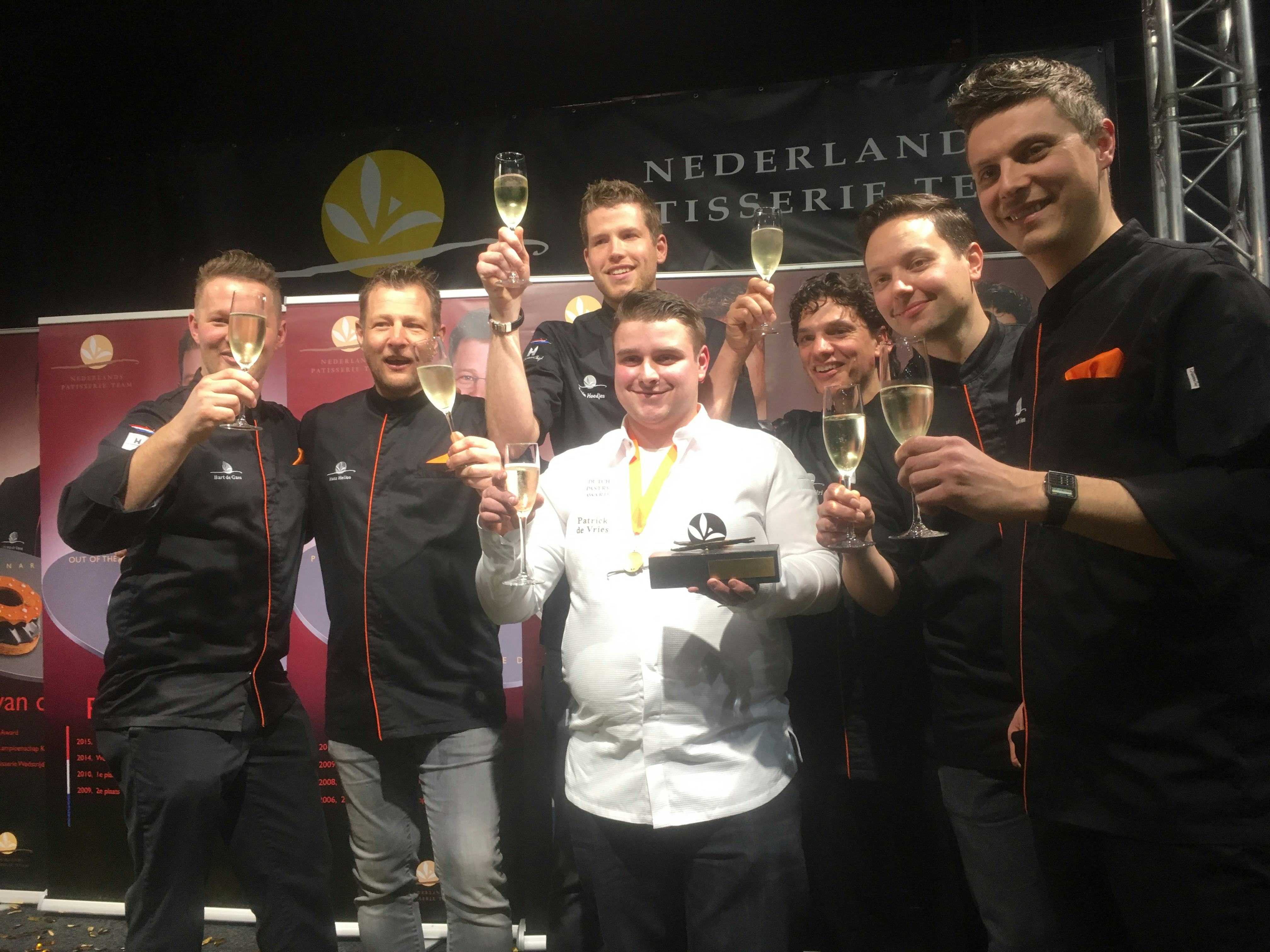 Patrick de Vries te midden van het Nederlands Patisserie Team