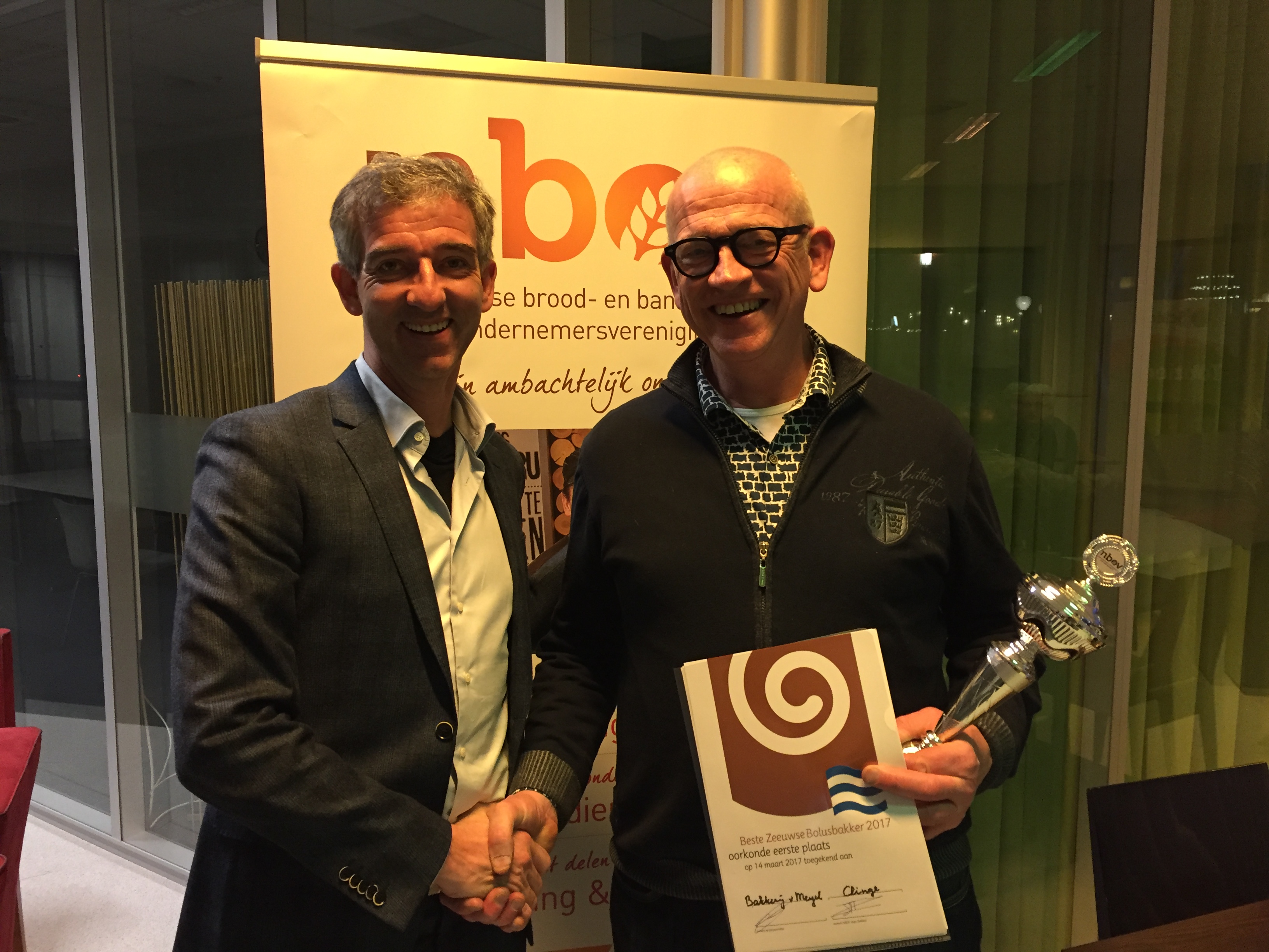 Van Meijel (r) hier op archieffoto, bij de uitreiking van de Bolustrofee door oud-nbov-voorzitter Jos den Otter in 2017.