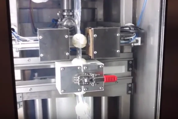 Fragment uit de Youtube-video van Riempitrice Confezionatrice R 21