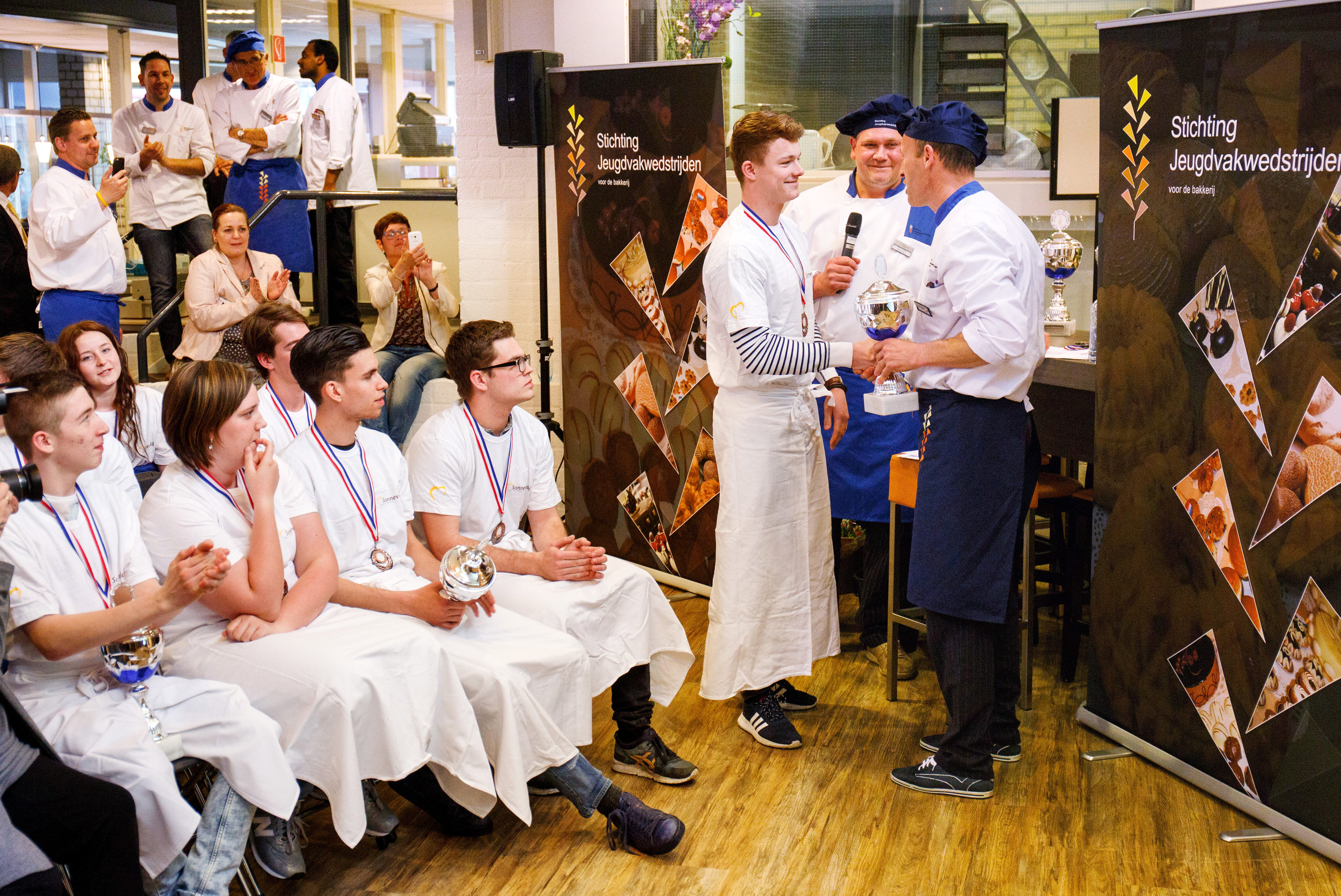 Roy Schepers ontvangt de trofee vanwege zijn hoogste overall-score.