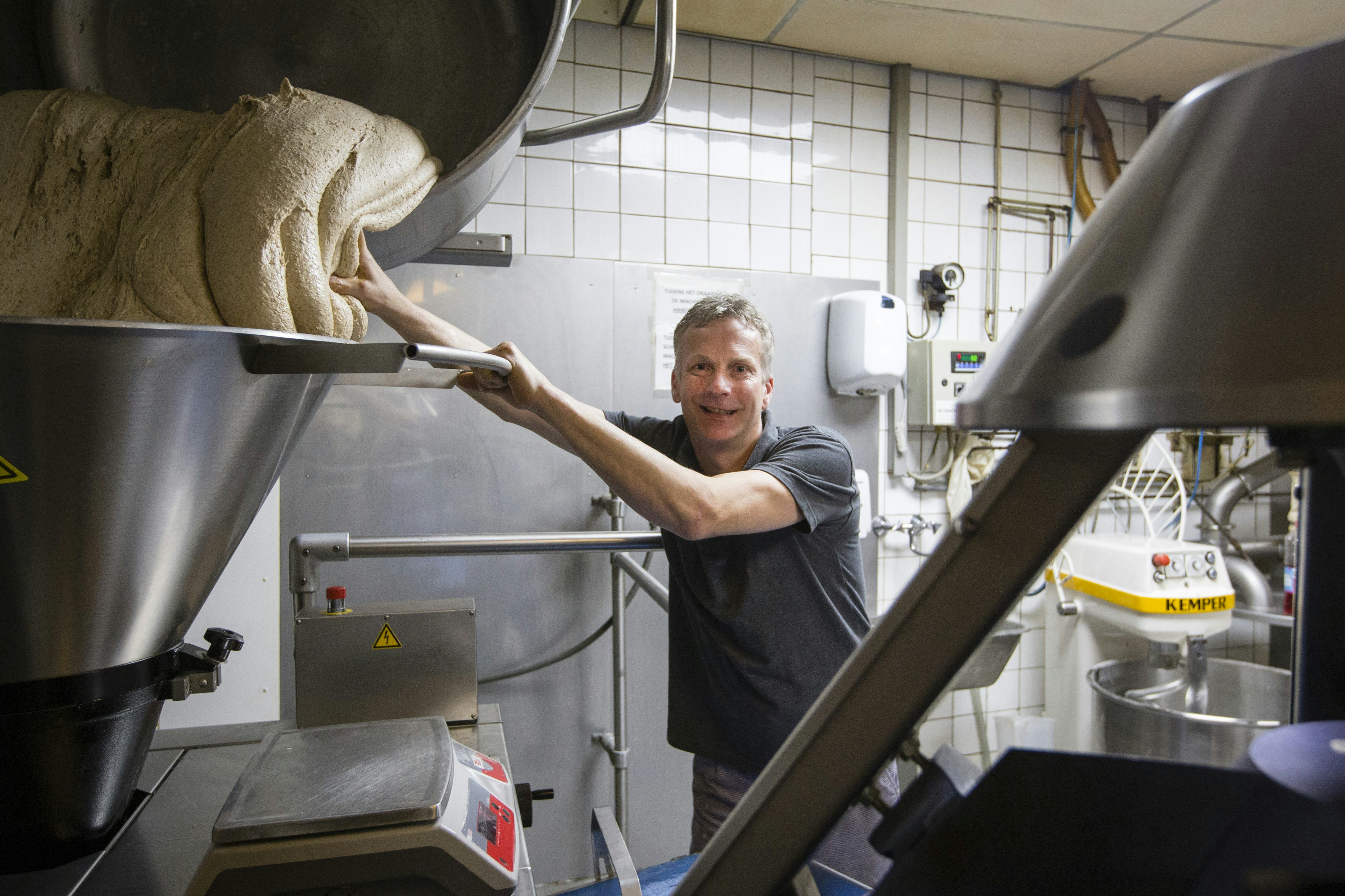 Kees Kamminga vindt de hefkieper een prachtuitvinding.
Foto's: Anne van der Woude